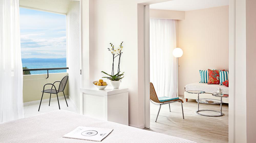 08-superior-family-guest-room-pella-beach-greece-c