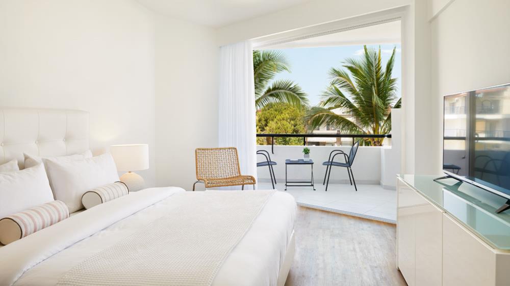 01-double-guestroom-accommodation-in-pella-beach-1