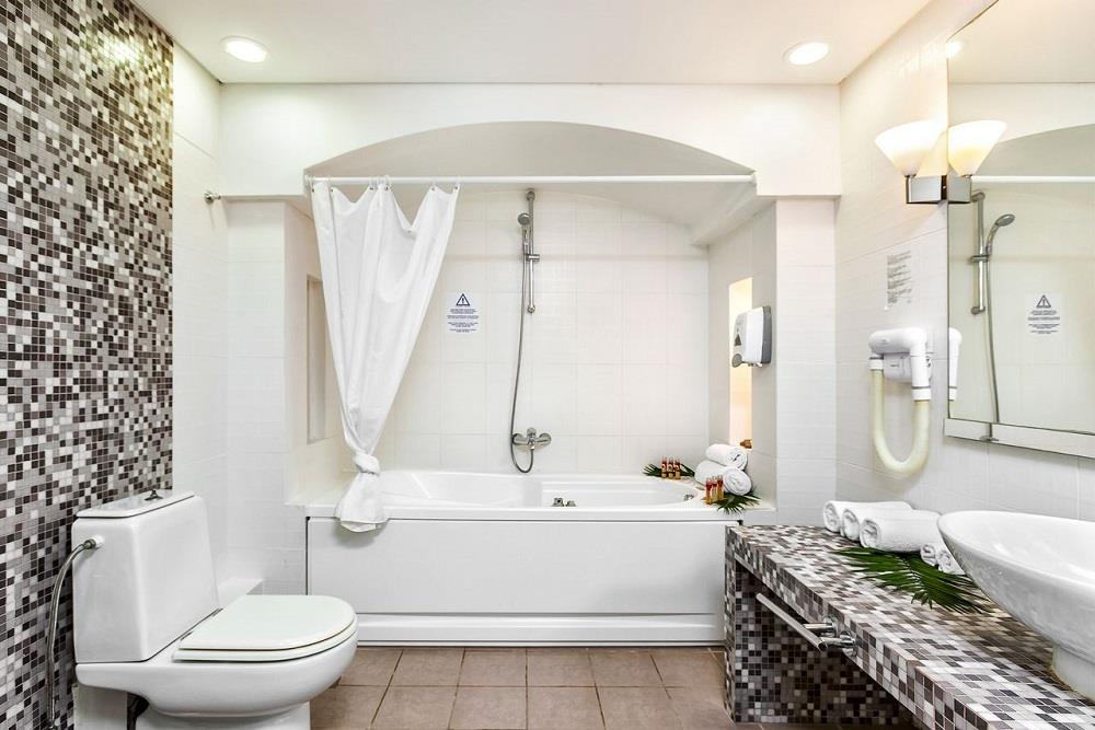 bathroom - deluxe suite