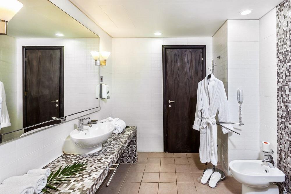 bathroom - deluxe suite
