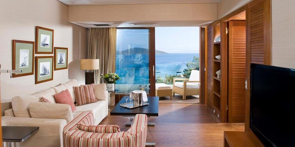 deluxe_hotel_suites_sea_view