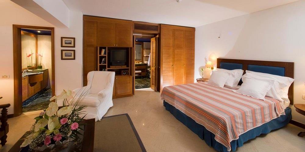 family_suites_open_plan_garden_view