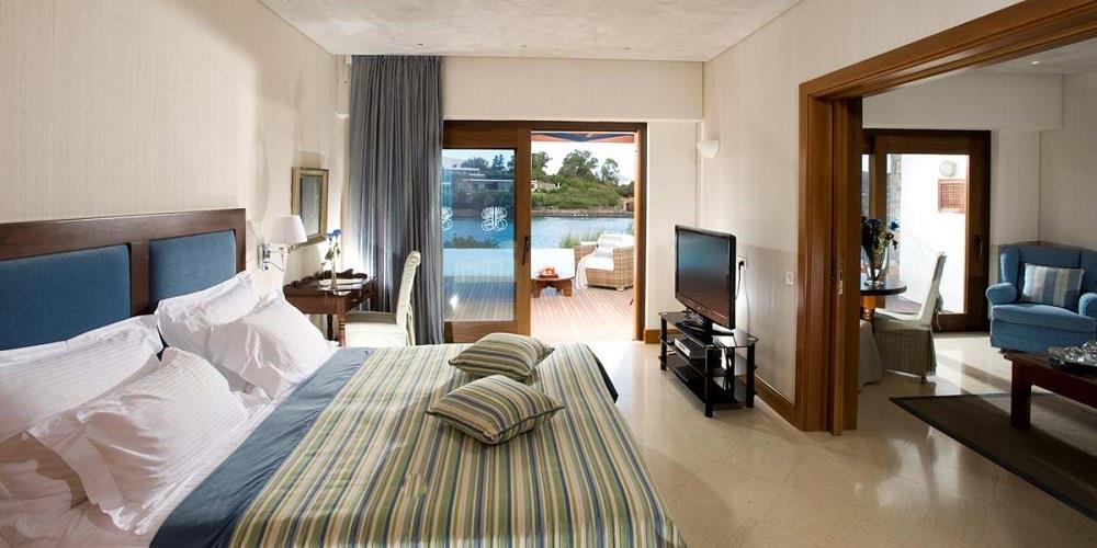 junior_bungalow_suites_front_sea_view_shared_pool