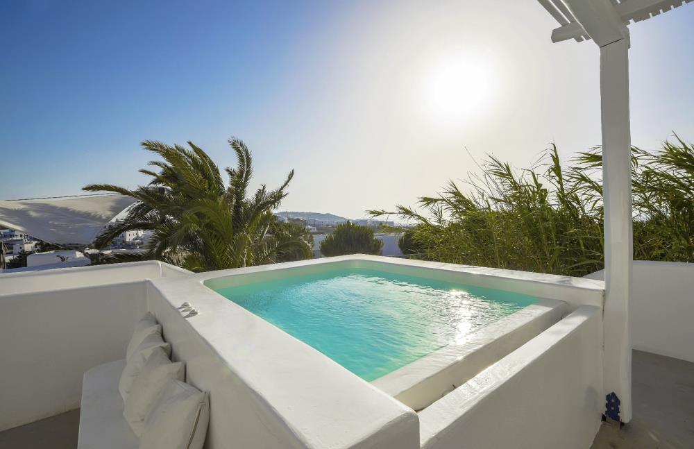 SUPERIOR SEA VIEW SUITE 4