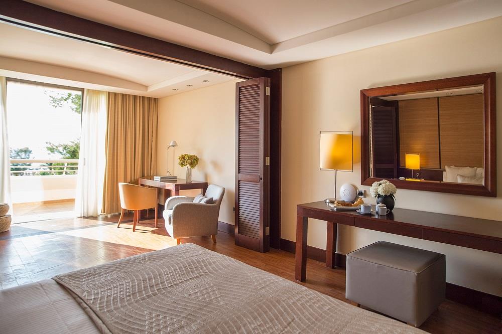 deluxe family room golf view