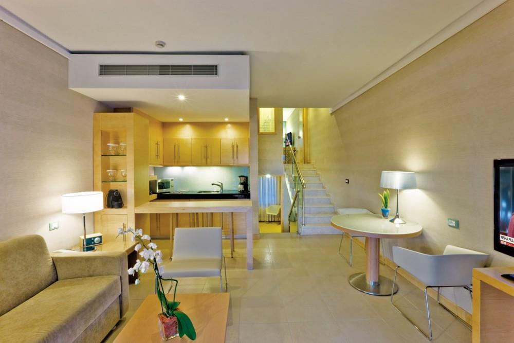 Deluxe_Bungalow_Suite_Pool_View_7112