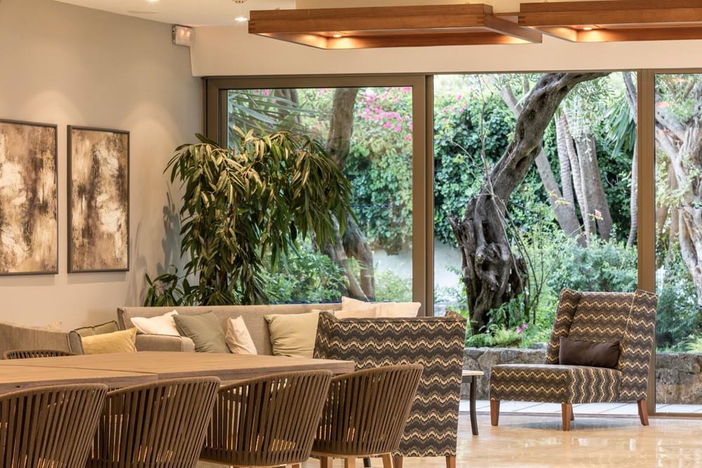 living room/ restaurant