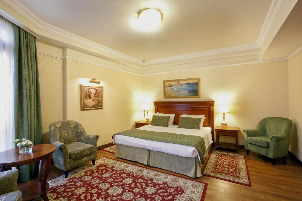 Classic Triple Room (Internal View)