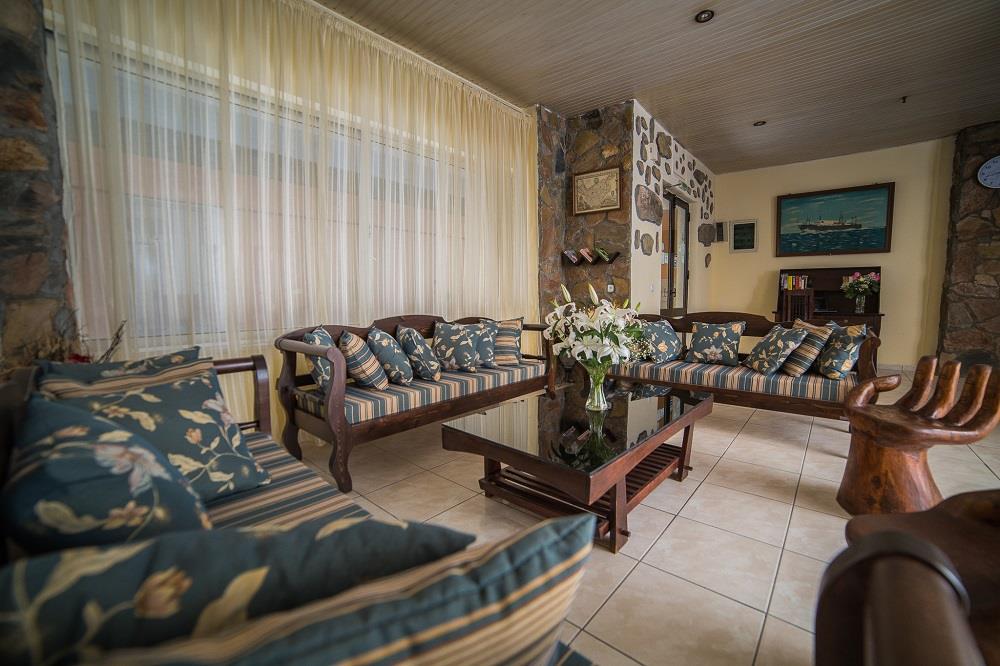 sitting area - lobby