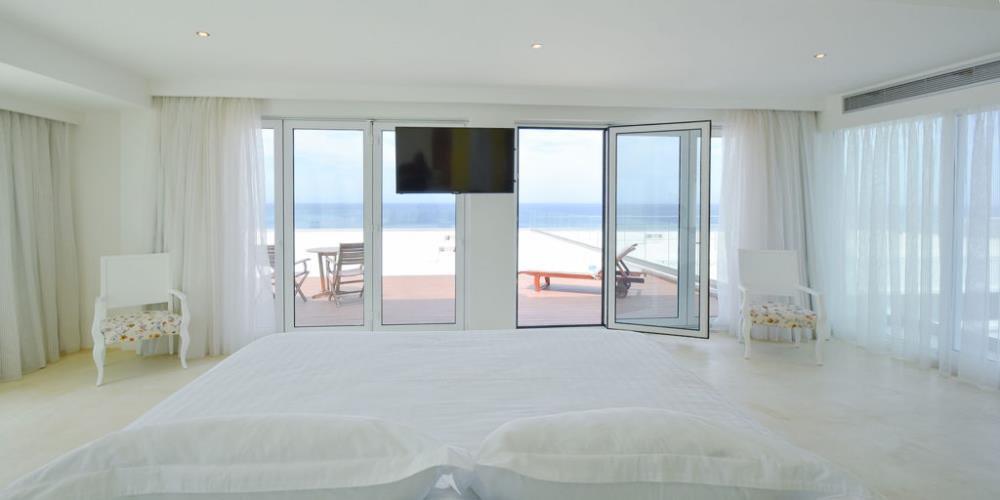 penthouse_suite_sea_view_from_bed-1-1024x512