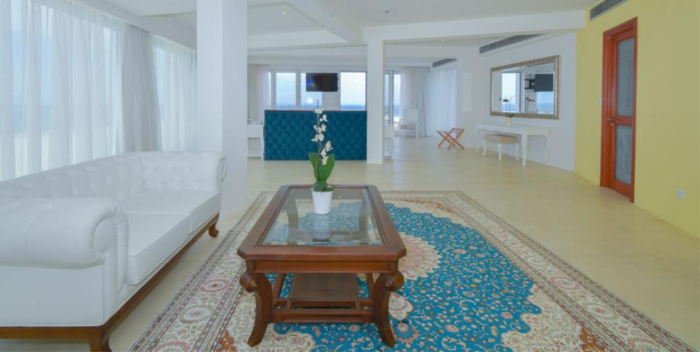 penthouse_suite_sea_view_long_way-1-925x465