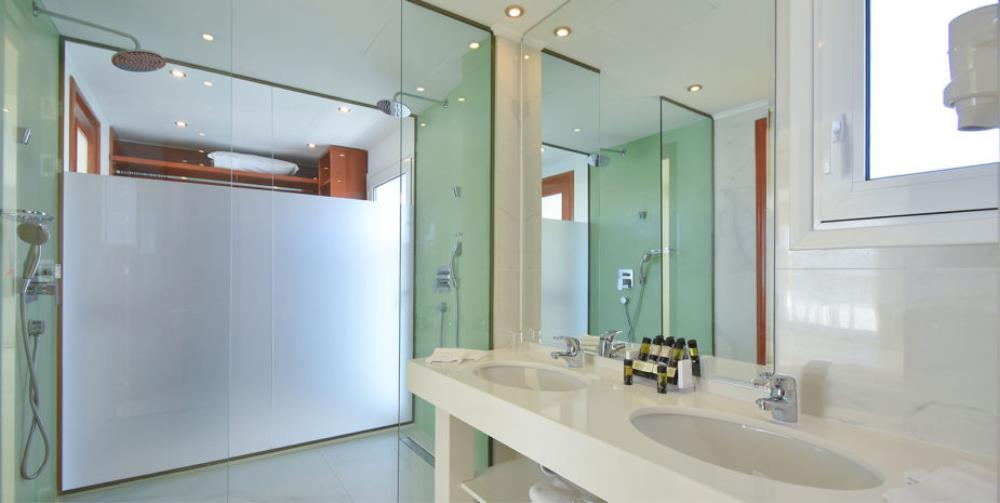 penthouse_suite_shower-1-925x465