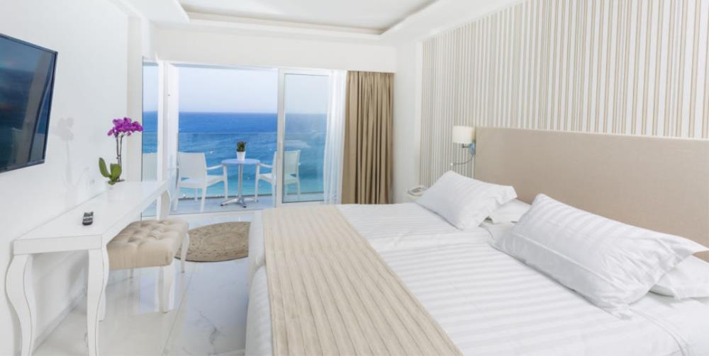 sea_view_room_-925x465