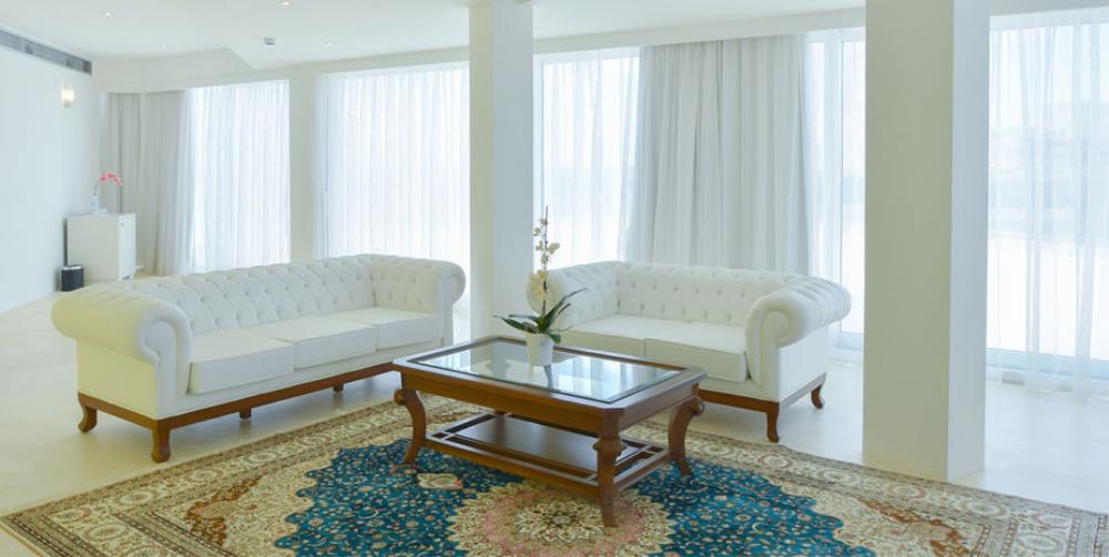 penthouse_suite_sitting_area-1-925x465