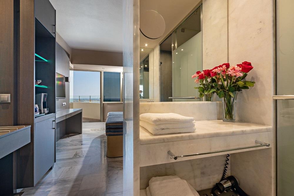 Deluxe Suite Front Sea View