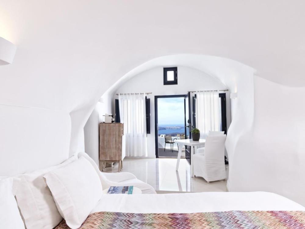 Junior Suite with Caldera View