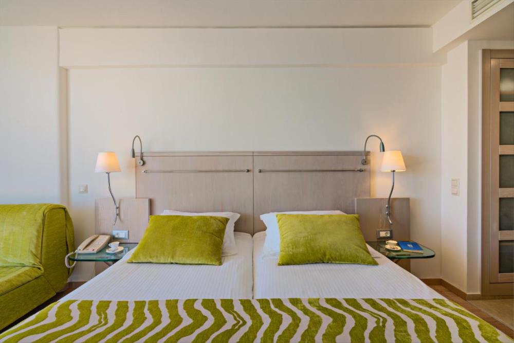 Double Room with 1 double or 2 single beds and sid