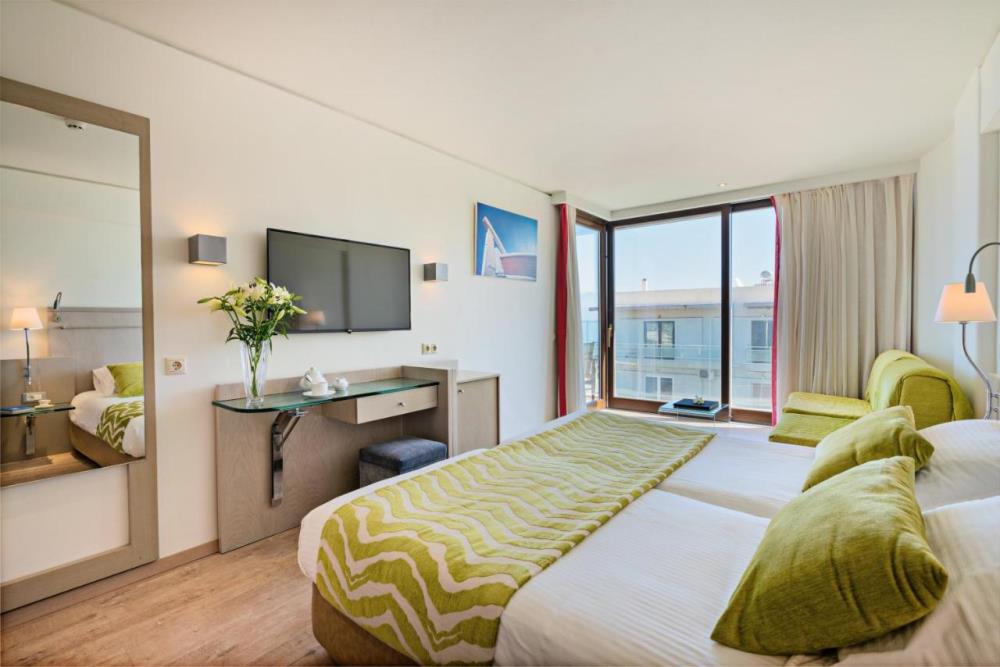 Double Room with 1 double or 2 single beds and sid