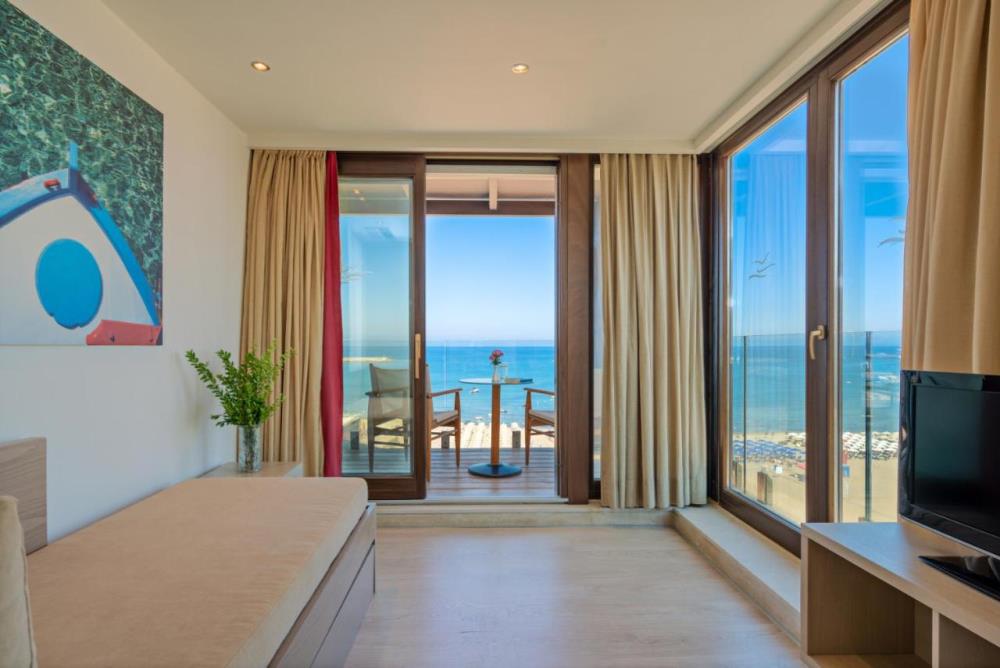 Double Room with 1 double or 2 single beds and sid