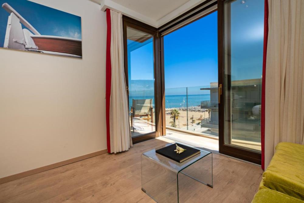 Double Room with 1 double or 2 single beds and sid