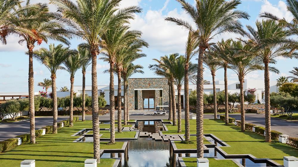 04-amirandes-crete-palm-trees-and-lagoons-19603