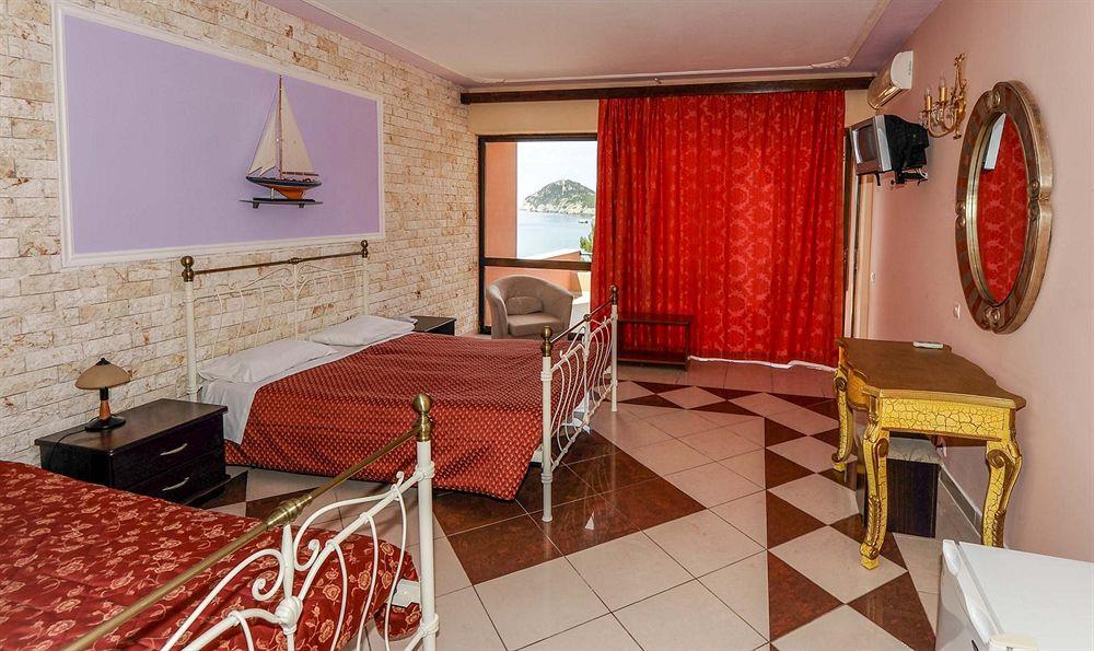 room sea view two beds