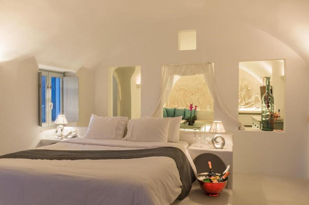 Honeymoon Suite with Indoor Cave Plunge Pool