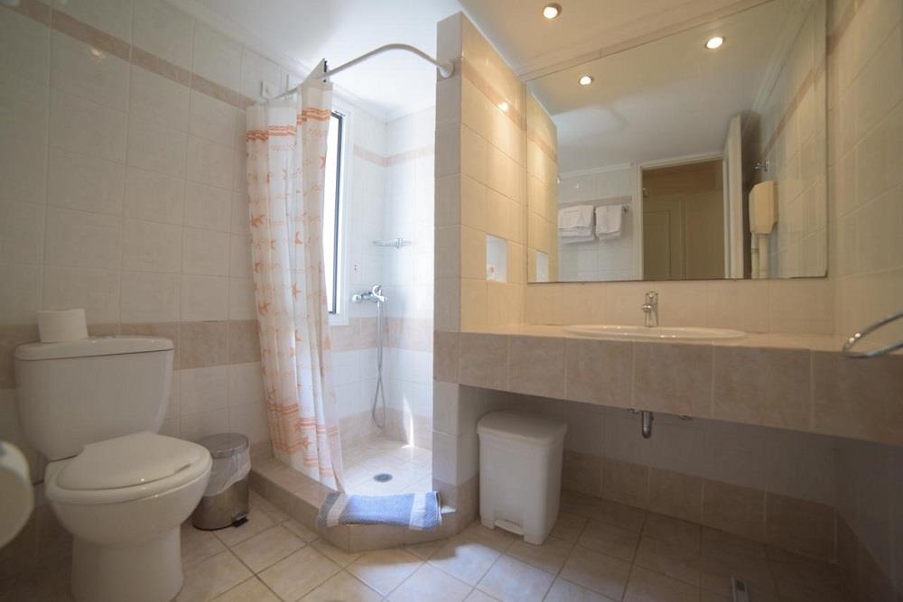 one bedroom apartment bathroom