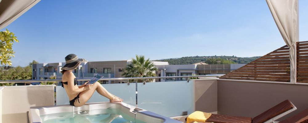 1.-superior-suite-with-private-outdoor-jacuzzi