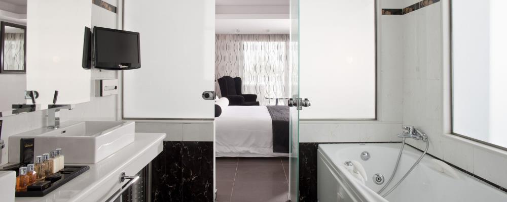 6.-grand-suite-with-private-outdoor-jacuzzi