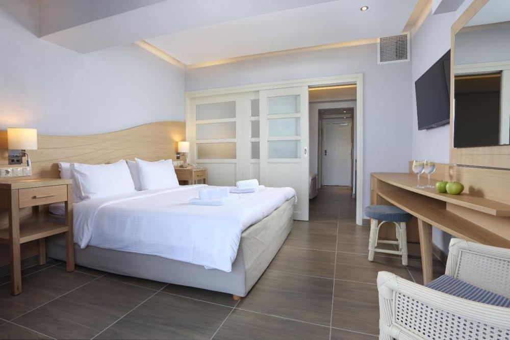 family_sea_view_sliding_door3