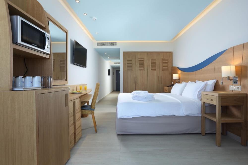 suite_sea_front_open_plan_sharing_pool2