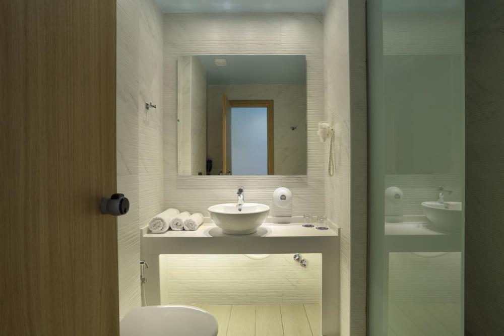 suite_sea_front_open_plan_sharing_pool4