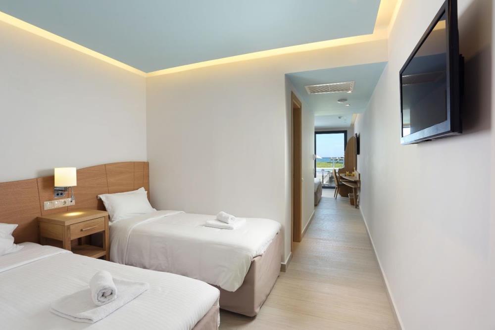 suite_sea_front_open_plan_sharing_pool3