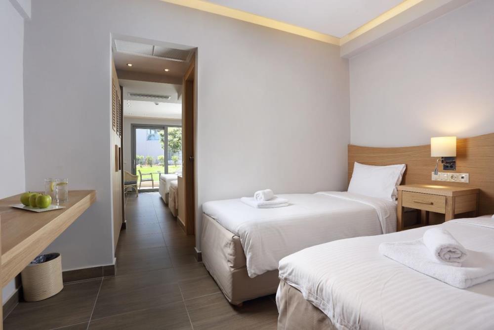 family_2_bedroom_open_plan_garden_view3