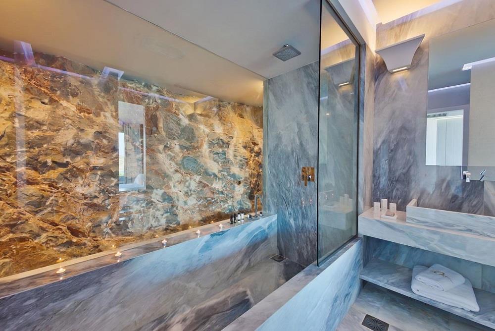 bathroom - deluxe room