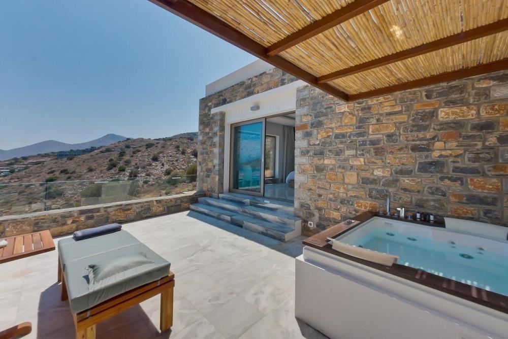 Deluxe Room with Jacuzzi & Sea View