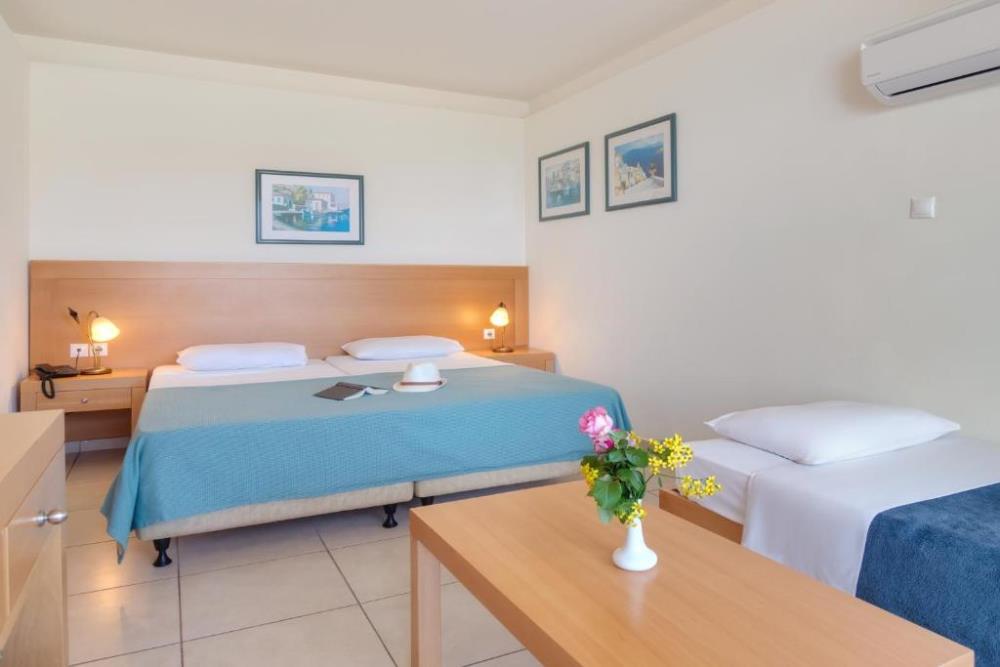 Double or Twin Room with Side Sea View2