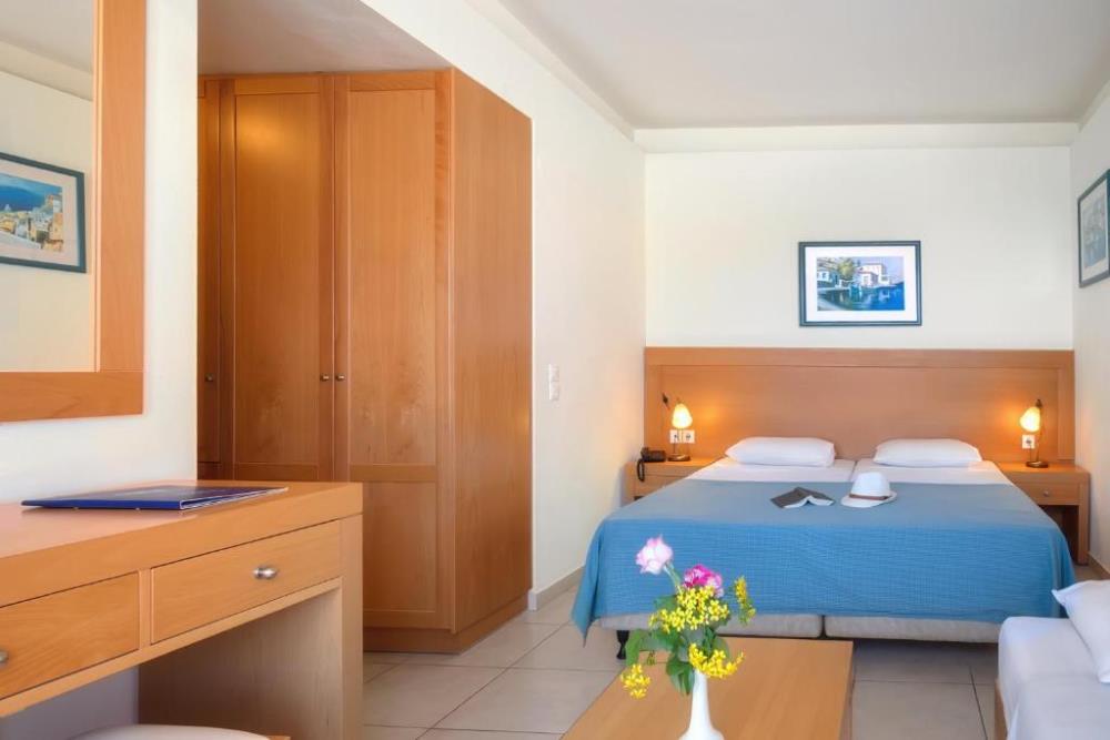 Double or Twin Room with Side Sea View3