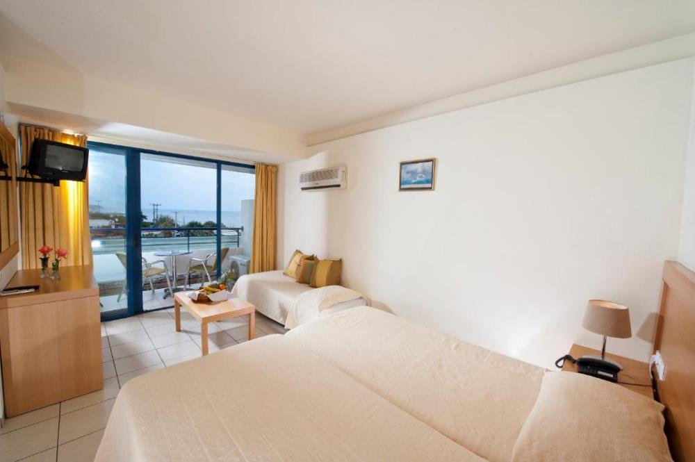 Double or Twin Room with Side Sea View4