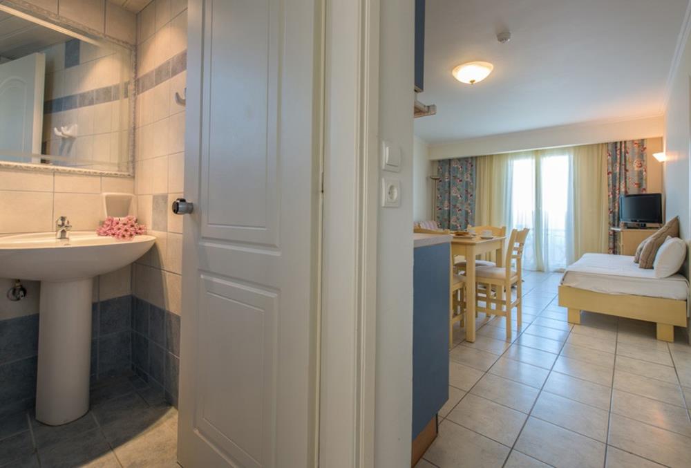 windmill-bay-apartments-1-room-2a-1024x693