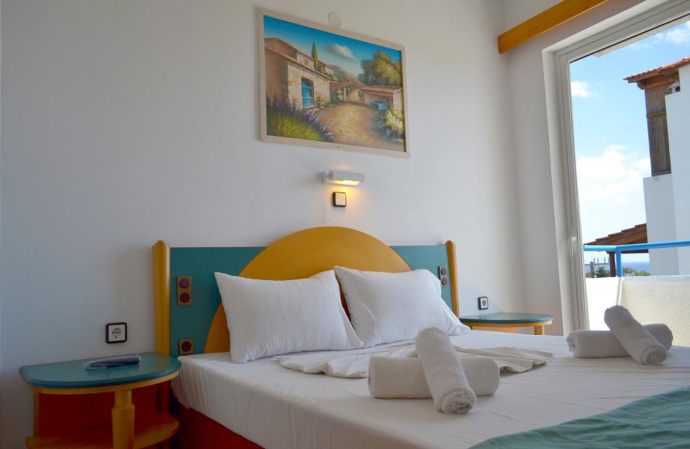 summer_breeze_hotel_double_bed