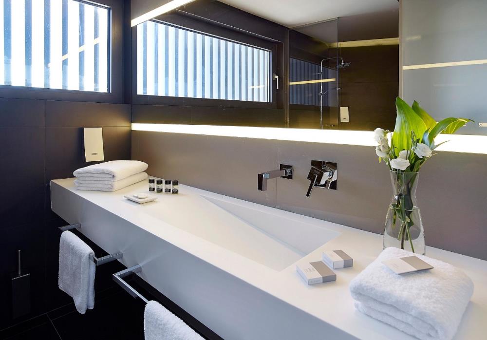 041-BD-bathroom-example-suite-deluxe-sea-view-suit