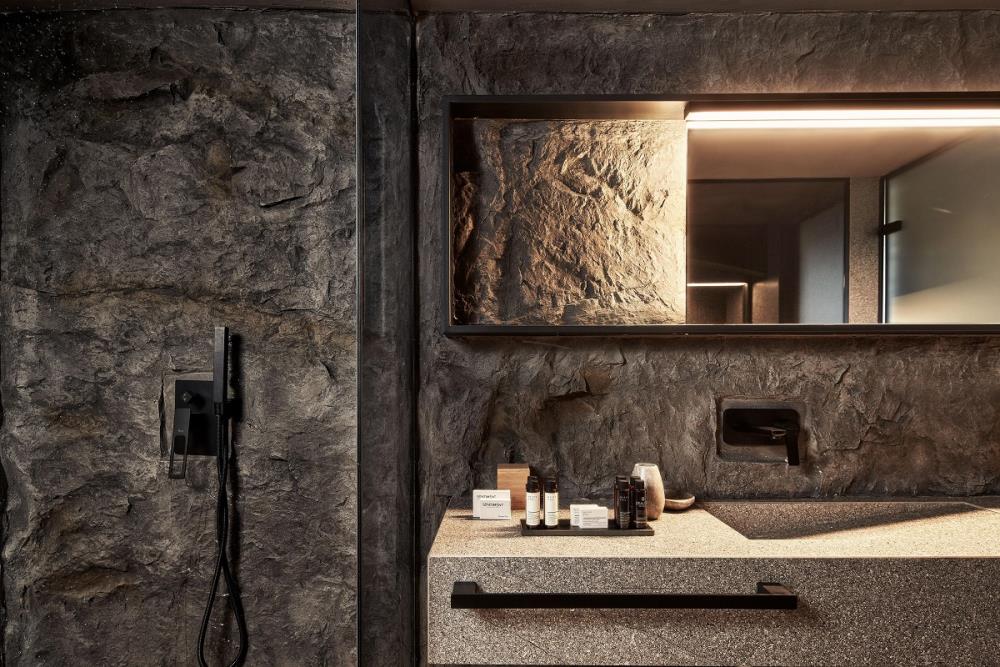 045-BD-bathroom-example-double-room-superior-garde