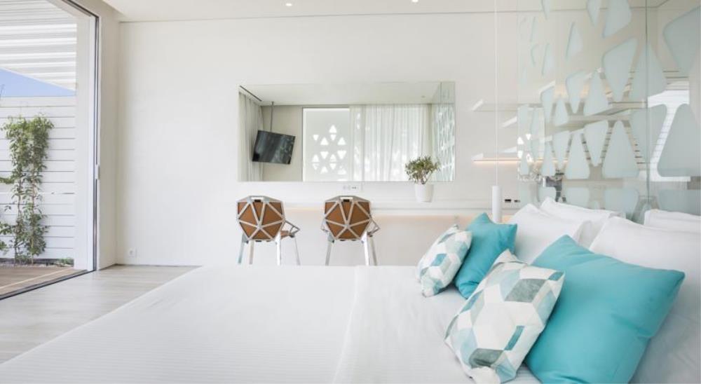 Interconnecting Suite No View