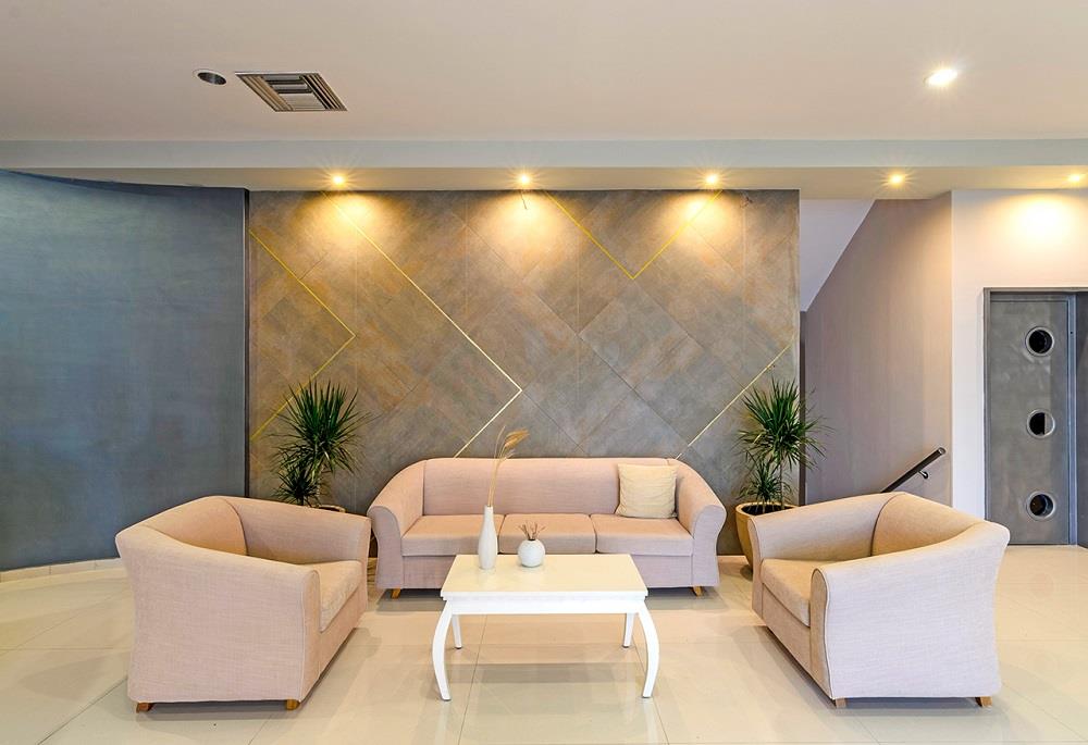 sitting area - lobby