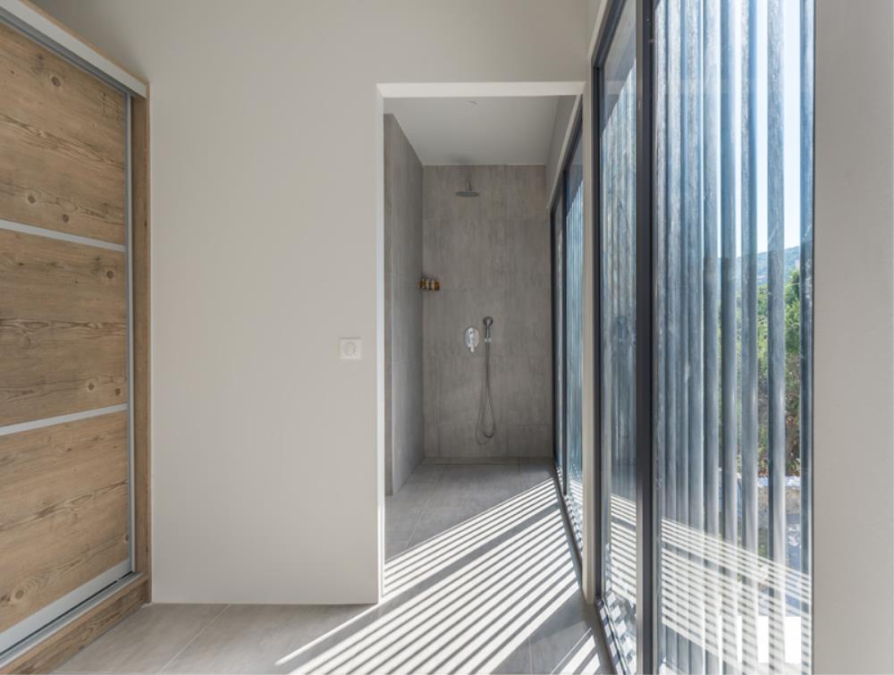 family-room-suites bathroom